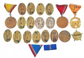 21db vegyes szocialista kitüntetés, jelvény, szalag, közte több "Élenjáró Katona", "K...