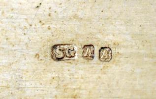 Ezüst (Ag.) névjegykártya tartó (Sárkányölő Szent György képével), jelzett, mesterjeggyel (SG), zomá...