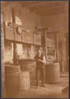 1933 Kerny István (1879-1963): Régi borsajtó Tokajban, gr. Tisza István féle szőlőben, pecséttel jelzett, feliratozott vintage néprajzi fotó, 15x10 cm