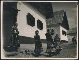 cca 1930 Kerny István (1879-1963): Matyó házak, matyó viseletek, pecséttel jelzett, feliratozott vintage néprajzi fotó, 18x24 cm