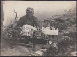 Kerny István (1879-1963): Szerb asszony vetélőt gombolyít a szövőszékhez, pecséttel jelzett, feliratozott vintage néprajzi fotó, 16,5x24 cm