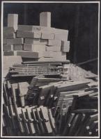 cca 1934 Kinszki Imre (1901-1945): Kompozíció építőanyagokból, aláírt, pecséttel jelzett, vintage fotóművészeti alkotás, 17x12,5 cm