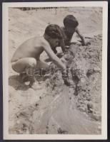 1932. július Kinszki Imre (1901-1945): Gáborka Verőcén homokvárat épít, feliratozott vintage fotó, 6x4 cm