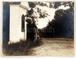 cca 1930-40 Korabeli fotó: Út menti kápolna, kartonra ragasztva, 21x28cm