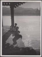 cca 1936 Reich Péter Cornel: Nyári reggel a Duna parton, pecséttel jelzett vintage fotó, 24x18 cm
