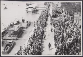 cca 1935 Reich Péter Cornel vintage felvétele, hátoldalán pecséttel jelzett, a felirat szerint Szent István napi körmenethez felvonulás a Bécsi kapu felé, 16x23,5cm