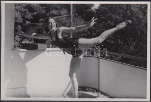 cca 1940 Lukács Margit (1918-2002) színésznő, a Nemzet színésze címmel kitüntetve, gramafon zenére tornázik lakásának erkélyén, Rozgonyi felvétele, 11,5x18 cm