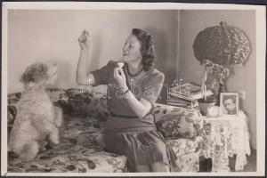 cca 1940 Makay Margit (1891-1989) színésznő, érdemes és kiváló művész az otthonában, Diskai foto studio felvétele, 12x18 cm