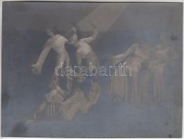 cca 1930 Angelo (1894-1974): Angyal csoport sugárral, jelzetlen vintage fotó Szentpál Olga tánccsoportjának tagjairól,  a Szentpál iskola archívumából, 12x16 cm