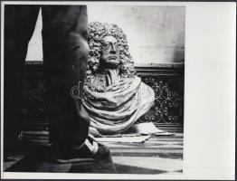 cca 1985 Kerekes Gábor kiállítás rendezésről szóló képsorozata, 5 db pecséttel jelzett fotó, 18x24 cm