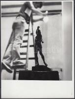 cca 1985 Kerekes Gábor kiállítás rendezésről szóló képsorozata, 5 db pecséttel jelzett fotó, 18x24 c...