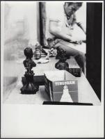 cca 1985 Kerekes Gábor kiállítás rendezésről szóló képsorozata, 5 db pecséttel jelzett fotó, 18x24 c...