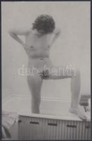 cca 1970 Fürdőszobai intimitás, finoman erotikus fénykép, 14x9 cm / cca 1970 Erotic photo, 14x9 cm