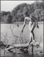 cca 1970 Vízparti ragyogás, finoman erotikus fénykép, 24x18 cm / cca 1970 Erotic photo, 24x18 cm