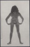 cca 1975 Egy kis torna felszabadít, finoman erotikus fénykép, 14x9 cm / cca 1975 Erotic photo, 14x9 cm