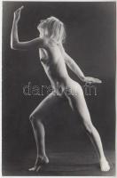 cca 1970 Mozdulatművész, finoman erotikus fénykép, 14x9 cm / cca 1970 Erotic photo, 14x9 cm