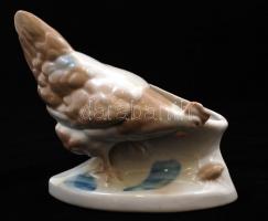 Gorodnyica orosz porcelán kakas és tyúk tartó, apró kopásnyomokkal, m: 13,5 ill. 15 cm