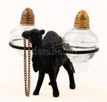 Kisméretű teve alakú fém fűszertartó só- és borsszóróval