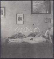 cca 1970 Elment, de még visszajön…, finoman erotikus fénykép, 19,5x18 cm / cca 1970 Erotic photo, 19,5x18 cm