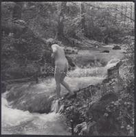 cca 1970 Természetimádó járatlan utakon, finoman erotikus fénykép, 18x18 cm / cca 1970 Erotic photo, 18x18 cm