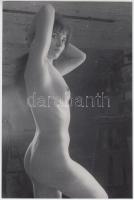 cca 1960 Tiszavölgyi József: Szobrász műteremben, finoman erotikus, jelzetlen fotó a szerző hagyatékából, 24x16 cm / cca 1960 Erotic photo, 24x16 cm