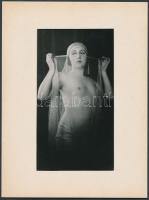 cca 1925-1930 Demeter Károly (1892-1983) párizsi korszakából való finoman erotikus jelzetlen fénykép, későbbi  másolat két karton közé ragasztva, a szerző hagyatékából, 9x17 cm