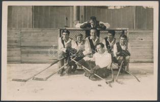 cca 1930 Hokicsapat a kapuban, fotólap, 9x14 cm