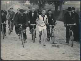 cca 1920 A hosszútávfutó kerékpáros kísérete, 18x24 cm