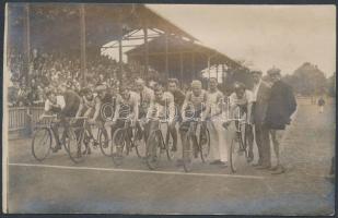 cca 1920 Varga I.: Kerékpárosok a startvonalnál, a budapesti Millenáris Velodrom-ban, 9x14 cm