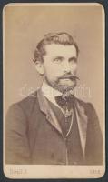 1868 Divald Károly (1830-1897) eperjesi műtermi portréja Hartsár Ferencről, feliratozott vizitkártya méretű, keményhátú fénykép, 10x6 cm