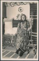 cca 1940 Monostory György: Bánffyhunyad, kalotaszegi népviselet és lakószoba, feliratozott fotólap, 14x9 cm