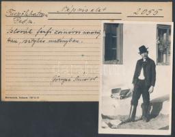 Gönyei Sándor (1886–1963) néprajzkutató felvétele szlovák férfi viseletéről, amely zsinóro...