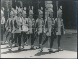Palotaőrség a budai várban 1930 körül, korabeli negatívról készült későbbi korszakból származó nagyítás, 18x24 cm
