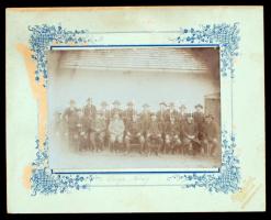 cca 1910 Dékány Jenő (Karcag): A karcagi gazdálkodók csoportképe, 11,5x17 cm, karton 20x25 cm