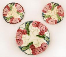 Körmöcbányai szecessziós tányérok: 2db, (az egyik erősen sérült),d:17 cm,  1db lapos tányér, d:27cm kézzel festett, lepattanássokkal, jelzett,  / Kremnica, Kremnitz art noveau plate, damaged