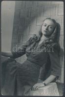 1945. október, Egri Zsuzsa táncművész dedikált fényképe, amely a Várkonyi Stúdióban készült, 14x9 cm