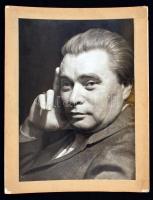 cca 1980 Rákos Sándor (1921–1999) költő, műfordító, esszéíró, a Digitális Irodalmi Akadémia alapítója, a kép felületén törésnyom, a háttér retussal javítva, 23x17 cm