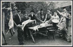 1958. október 25. Tiszavölgyi József: Készül a birkapörkölt vacsorára, pecséttel jelzett fénykép, 9x14 cm