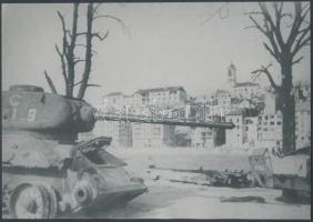 cca 1945 Dr. Kunszt János (1892–1960) felvétele a Vérmezőn veszteglő, kilőtt harckocsiról, későbbi nagyítás egy korabeli negatívról, 17x24 cm