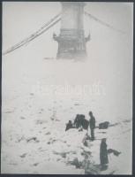 cca 1945 Dr. Kunszt János (1892–1960) felvétele a felrobbantott Lánchídról, későbbi nagyítás egy korabeli negatívról, 24x18 cm