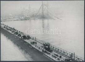 cca 1945 Dr. Kunszt János (1892–1960) felvétele a felrobbantott Erzsébet hídról, és a mellette épült ideiglenes Böske hídról (1945-1949), későbbi nagyítás egy korabeli negatívról, 17x23 cm