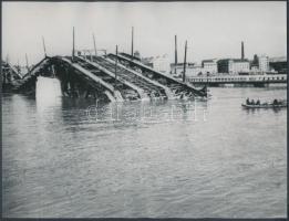 cca 1945 Dr. Kunszt János (1892–1960) felvétele a felrobbantott Horthy hídról, a hátterében látunk egy ideiglenes pontonhidat, későbbi nagyítás egy korabeli negatívról, 18x24 cm