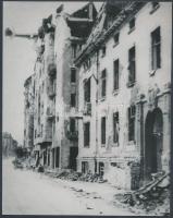 cca 1945 Dr. Kunszt János (1892–1960) felvétele a Krisztina körúti házra zuhant repülőgépről és a szétlőtt épületekről, későbbi nagyítás egy korabeli negatívról, 22x18 cm