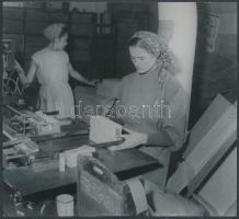 cca 1960 Az egri dohánygyár, 7 db jelzetlen kép Kotnyek Antal (1921-1990) fotóriporter hagyatékából,...