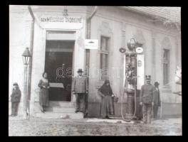 cca 1930 Lőcsey Árpád kecskeméti fényképész Bács-Kiskun megye déli részén készült felvétele özv. Mészáros Györgyné benzinkútjáról, a szerző hagyatékában levő, korabeli üveglemez negatívról készült későbbi nagyítás, 18x24 cm