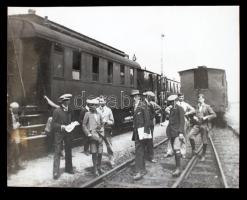 cca 1910 Kolozsvári diákok tanulmányi kiránduláson korabeli negatívról készült későbbi nagyítás, (felirat a negatívtartó tasakon volt), 18x24 cm