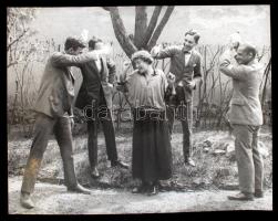 cca 1910 Húsvéti hagyomány: ezt a kislányt rendesen megöntözik a legények, korabeli negatívról készült későbbi nagyítás, 18x24 cm