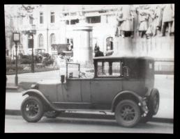 cca 1920 Parkoló autó a budapesti Vörösmarty téren, korabeli üveglemez negatívról készült későbbi nagyítás, 18x24 cm