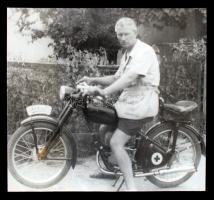 cca 1947 Bodnár István (Fehérgyarmat): A fehérgyarmati körorvos szolgálati motorkerékpárján, a szerző hagyatékában levő, korabeli negatívról készült későbbi nagyítás, 18x20 cm