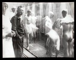cca 1918 Katonai kórház zuhanyozójában, szigorú ápolónő felügyelete mellett tisztálkodó katonák, korabeli üveglemez negatívról készült későbbi nagyítás, 18x24 cm